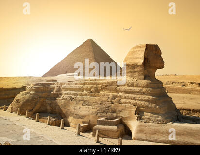 Vogel über Sphinx und Pyramide in der ägyptischen Wüste Stockfoto