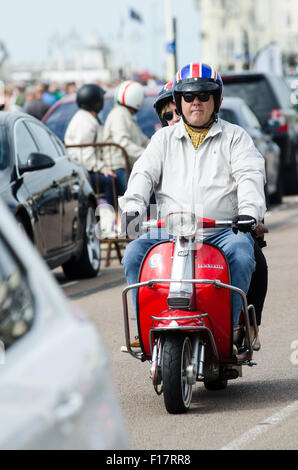 Brighton, England, Vereinigtes Königreich. 29. August 2015. Tag 2 der Brighton modernistischen und 60 s Weekender. Horden von Fahrer sind auf Brighton Seafront, zeigen Sie ihre maßgeschneiderte Roller während der Wochenende und Feiertagen eingetroffen. Das Event läuft vom 28. bis 30. August 2015. Bildnachweis: Francesca Moore/Alamy Live-Nachrichten Stockfoto