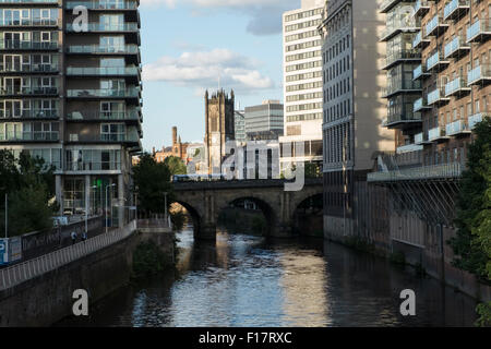 Manchester Kathedrale angesehen von Calatrava-Brücke über den Fluss Irwell, Manchester, England Stockfoto