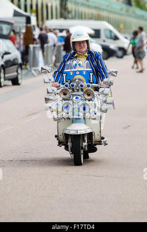 Brighton, England, Vereinigtes Königreich. 29. August 2015. Tag 2 der Brighton modernistischen und 60 s Weekender. Horden von Fahrer sind auf Brighton Seafront, zeigen Sie ihre maßgeschneiderte Roller während der Wochenende und Feiertagen eingetroffen. Das Event läuft vom 28. bis 30. August 2015. Bildnachweis: Francesca Moore/Alamy Live-Nachrichten Stockfoto