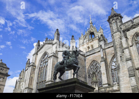 Reiterstatue von Charles II vor der St. Giles Cathedral Parlament Square Edinburgh Schottland Stockfoto
