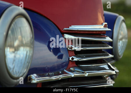 Eine alte Oldtimer mit verchromten Kühlergrill. Stockfoto