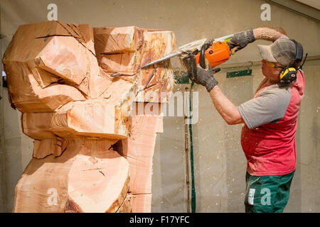 Knutsford, Cheshire, UK, 29. August 2015. Miroslav Trnovsky schnitzt sein Projekt in der Sonne am 11. 11. Englisch Open Kettensäge Wettbewerb Kredit: John Hopkins/Alamy Live News Stockfoto