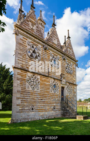 Rushton dreieckige Lodge, eine 16thC Torheit in der Nähe von Rushton, Northamptonshire, England, UK Stockfoto