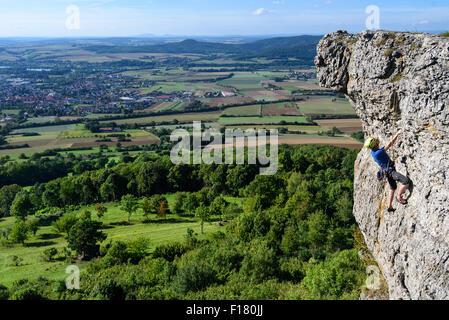 Bad Staffelstein, Deutschland. 29. August 2015. Ein Bergsteiger skaliert der Staffelberg in Bad Staffelstein, Deutschland, 29. August 2015. Mnay Menschen haben in Oberfranken, einen Ausflug in die Natur zu genießen das schöne Wetter genutzt. Foto: NICOLAS ARMER/DPA/Alamy Live-Nachrichten Stockfoto