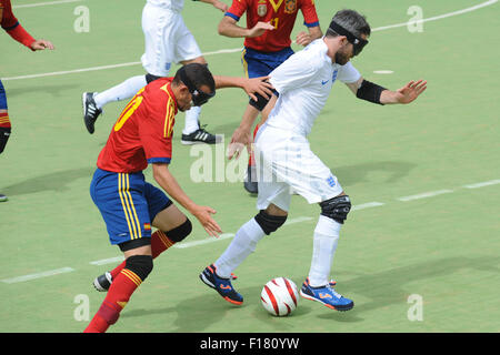 Hereford, Großbritannien. 29. August 2015. IBSA Blind Fußball Europameisterschaft 2015 - 3./4. Spiel um Platz 3-England gegen Spanien. Punkt 4, Royal National College for the Blind, Hereford. Englands Roy Turnham auf den Angriff. Bildnachweis: James Maggs/Alamy Live-Nachrichten Stockfoto