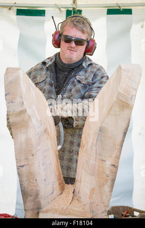 Knutsford, Cheshire, UK. 29. August 2015. Georg Maurus aus Deutschland beim 11. Englisch Open Chainsaw Carving Wettbewerb am Cheshire Spiel und Land zeigen Kredit bahnt: John Hopkins/Alamy Live News Stockfoto