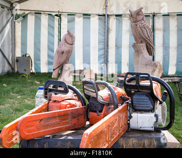 Knutsford, Cheshire, UK. 29. August 2015. Drei Motorsägen vor zwei geschnitzte Eulen bei Miroslav Trnovsky schnitzt sein Projekt beim 11. Englisch Open Chainsaw Carving Wettbewerb am Cheshire Spiel und Land zeigen Credit: John Hopkins/Alamy Live News Stockfoto