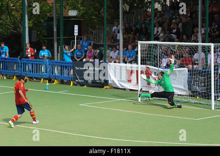 Hereford, Großbritannien. 29. August 2015. IBSA Blind Fußball Europameisterschaft 2015 - 3./4. Spiel um Platz 3-England gegen Spanien. Punkt 4, Royal National College for the Blind, Hereford. Carmelo Garrido erhält den entscheidenden Elfmeter gegen England Torhüter Dan James. Bildnachweis: James Maggs/Alamy Live-Nachrichten Stockfoto