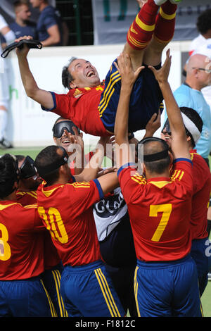 Hereford, Großbritannien. 29. August 2015. IBSA Blind Fußball Europameisterschaft 2015 - 3./4. Spiel um Platz 3-England gegen Spanien. Punkt 4, Royal National College for the Blind, Hereford. Spaniens Carmelo Garrido ist durch seinen Teamkollegen empor hob, nachdem erzielte den entscheidenden Elfmeter & dritten Platz & die Bronze-Medaille für sein Team zu sichern. Bildnachweis: James Maggs/Alamy Live-Nachrichten Stockfoto