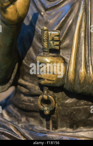 Avila, Spanien - 10. august 2015: Detail der Skulptur in Bronze des Heiligen Petrus thronend, zeichnet sich durch, die Schlüssel am linken Arm, Stockfoto