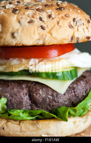 Hamburger auf einem hölzernen Hintergrund mit Tomaten Stockfoto