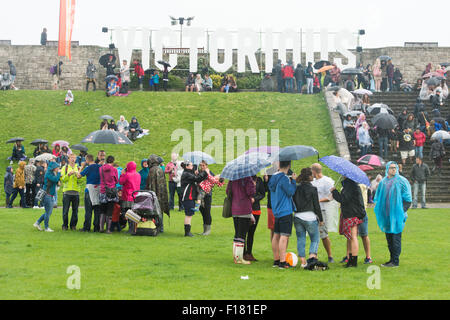 Portsmouth, UK. 29. August 2015. Siegreiche Festival - Samstag. Trotzten den Regen auf dem siegreichen Festival. Bildnachweis: MeonStock/Alamy Live-Nachrichten Stockfoto