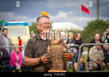 Knutsford, Cheshire, UK. 29. August 2015. Tim Burgess trägt seine Eule, die während der Speed-Wettbewerb auf der 11. Englisch Open Chainsaw Carving Wettbewerb Credit: John Hopkins/Alamy Live News Stockfoto