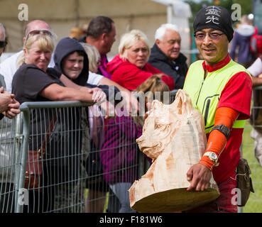 Knutsford, Cheshire, UK. 29. August 2015. Yoshihito Kosaka aus Japan trägt seine Bärenkopf, während die Speed Carving-Wettbewerb bei der 11. Englisch Open Chainsaw Carving Wettbewerb Credit geschnitzt: John Hopkins/Alamy Live News Stockfoto