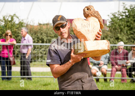 Knutsford, Cheshire, UK. 29. August 2015. Quint Hughes aus Wales trägt seine Arbeit während der Speed Carving-Wettbewerb bei der 11. Englisch Open Chainsaw Carving Wettbewerb Credit: John Hopkins/Alamy Live News Stockfoto