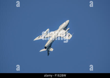 Pilot Andy Hill fliegt Hawker Hunter WV372 auf der Shoreham Airshow und tritt zu tief in die Schleife ein, bevor er auf der Straße A27 abstürzt Stockfoto