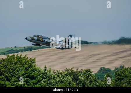 Pilot Andy Hill fliegt Hawker Hunter WV372 auf der Shoreham Airshow, der aus der Schleife zu tief zum Boden absteigt, bevor er auf der A27 abstürzt Stockfoto