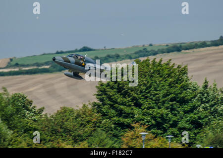 Pilot Andy Hill fliegt Hawker Hunter WV372 auf der Shoreham Airshow, der von der Schleife zu tief zum Boden absteigt, bevor er auf der A27 abstürzt Stockfoto