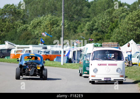 Maßgeschneiderte VW Käfer und Wohnmobile auf einem Campingplatz in England vertrieben Stockfoto