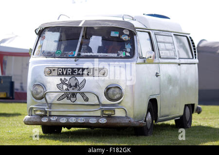 Silber Splitscreen Camper van parkten auf einem Campingplatz und VW-Aktion Stockfoto