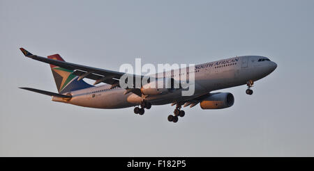 South African Airways Airbus A330 ZS-SXZ ins Land kommen am Flughafen London Heathrow LHR Stockfoto