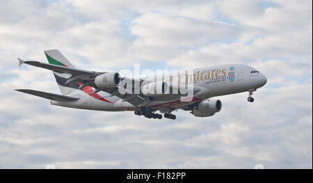 Emirates Airline Airbus A380 Super Jumbo 6-EEE ins Land am Flughafen London Heathrow LHR Stockfoto