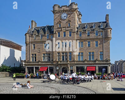 Newtongrange Silber Band spielt auf Tower Place The Shore in Leith, Edinburgh, Schottland während des internationalen Festivals Stockfoto