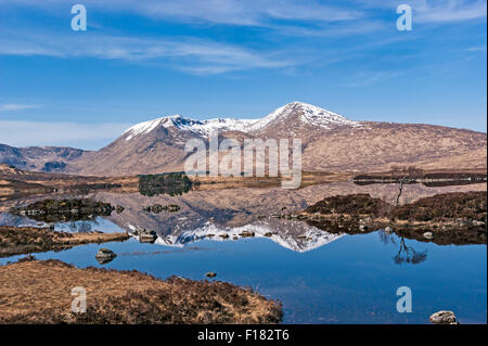 Der Schwarze Berg Rannoch Moor mit Clach Leathad links und rechts und eine meall Bhuiridh Lochhan na-Achlaise vorne im Hochland Schottlands Stockfoto