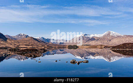 Der Schwarze Berg Rannoch Moor mit Bergen Clach Leathad & Meall eine Bhuiridh (R) & Stob Ghabhar (L) & Lochhan na-Achlaise vorne im Hochland Schottlands Stockfoto