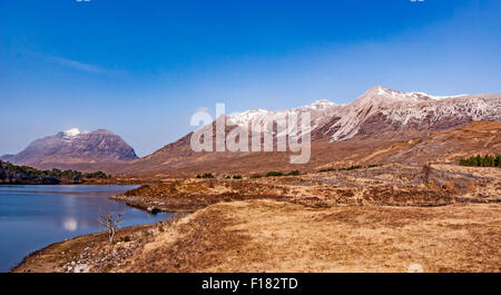 Berühmte Torridon Berge Gipfelns (L) und Beinn Eighe (R) von Loch Clair in Glen Torridon schottischen Highlands. Stockfoto