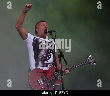 Portsmouth, Hampshire, UK. 29. August 2015. Siegreiche Festival Samstag Peter Hook und The Light auf der großen Bühne, als der Regen fällt. © UKNIP Stockfoto