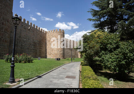 Wunderbare mittelalterliche Außenwand, die schützt und umgibt die Stadt Avila, Spanien Stockfoto