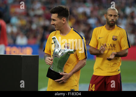 Camp Nou, Barceona. 29. August 2015. Spanien. FC Barcelona und Malaga vgl. Messi mit seiner Trophäe für die Auszeichnung Europas Fußballer der Saison 2014 / 15. Bildnachweis: Aktion Plus Sport/Alamy Live-Nachrichten Stockfoto