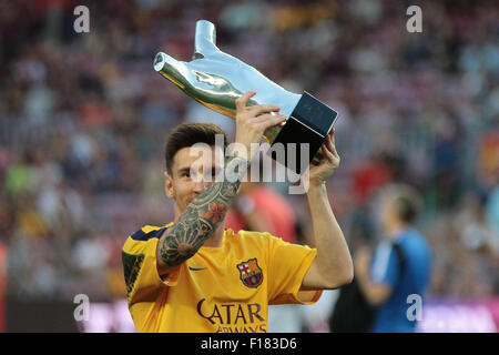 Camp Nou, Barceona. 29. August 2015. Spanien. FC Barcelona und Malaga vgl. Leo Messi bieten seine Trophäe an die Fans Credit: Action Plus Sport/Alamy Live News Stockfoto