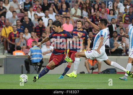 Camp Nou, Barceona. 29. August 2015. Spanien. FC Barcelona und Malaga vgl. Suarez (Barca) in Aktion von Welington (Mal) Kredit in Frage gestellt: Action Plus Sport/Alamy Live News Stockfoto