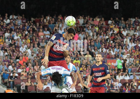 Camp Nou, Barceona. 29. August 2015. Spanien. FC Barcelona und Malaga vgl. Suarez (Barca) gewinnt die Header von Angeleri (Mal) Credit: Action Plus Sport/Alamy Live News Stockfoto