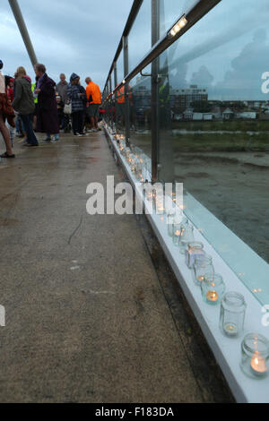 Shoreham Candlelight Vigil nach dem Flugzeugunglück auf der Shoreham Flugplatz Show 2015, ein Moment des Gedenkens an Tote und Verletzte. 29.. August 2015 Stockfoto