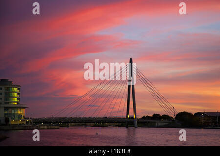 Southport, Merseyside, England 29. August 2015.  Großbritannien Wetter. Sonnenuntergang über Marine Lake & Marine Brücke.  Die spektakulären Marine Art Brücke, die im Jahr 2004 eröffnete verbindet Southport Stadtzentrum mit der Strandpromenade an der Ocean Plaza Einzelhandel und Freizeit-Komplex.   Die Brücke ist eine asymmetrische Schrägseilbrücke, mit seiner Deck aus eine a-förmige Pylon sitzen auf der einen Seite von der See-Kanal unterstützt. Es ist 150 Meter lang und 18 Meter breit, mit einer Hauptspannweite von 80 Metern. Bildnachweis: MarPhotographics/Alamy Live-Nachrichten. Stockfoto