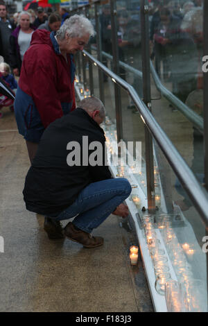 Shoreham Candlelight Vigil nach dem Flugzeugunglück auf der Shoreham Flugplatz Show 2015, ein Moment des Gedenkens an Tote und Verletzte. 29.. August 2015 Stockfoto
