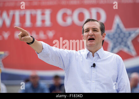 US-Senator Ted Cruz (R -TX) befasst sich mit eine Versammlung von evangelischen Christen während der Rallye "Stehen mit Gott" 29. August 2015 in Columbia, versammelten SC. Tausende von konservativen Christen sich im Repräsentantenhaus, Kundgebung gegen Homo-Ehe und GOP Präsidentschaftskandidaten Gouverneur Rick Perry und Senator Ted Cruz sprechen hören. Stockfoto