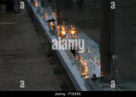 Shoreham Candlelight Vigil nach dem Flugzeugunglück auf der Shoreham Flugplatz Show 2015, ein Moment des Gedenkens an Tote und Verletzte. 29.. August 2015 Stockfoto