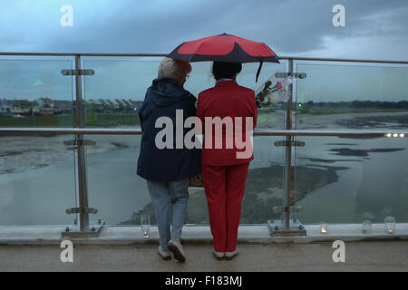 Shoreham Candlelight Vigil nach dem Flugzeugunglück auf der Shoreham Flugplatz Show 2015, ein Moment des Gedenkens an Tote und Verletzte. 29.. August 2015 Stockfoto