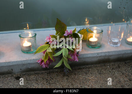Shoreham Candlelight Vigil nach dem Flugzeugunglück auf der Shoreham Flugplatz Show 2015, ein Moment des Gedenkens an Tote und Verletzte. 29.. August 2015 Stockfoto