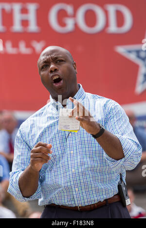 US-Senator Tim Scott (R -SC) befasst sich mit eine Versammlung von evangelischen Christen während der Rallye "Stehen mit Gott" 29. August 2015 in Columbia, versammelten SC. Tausende von konservativen Christen sich im Repräsentantenhaus, Kundgebung gegen Homo-Ehe und GOP Präsidentschaftskandidaten Gouverneur Rick Perry und Senator Ted Cruz sprechen hören. Stockfoto