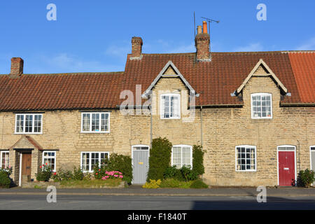 Reihe von ziemlich terrassenförmig angelegten Bungalows in Hovingham, North Yorkshire, England Stockfoto