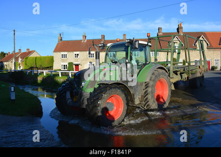 Traktor Kreuzung von Marr Beck im Dorf Hovingham, North Yorkshire, England Stockfoto