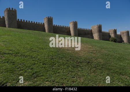 Avila, Spanien - 10. august 2015: mittelalterliche Stadtmauern in Avila. Als der am besten erhaltene in Europa, Avila, Spanien Stockfoto