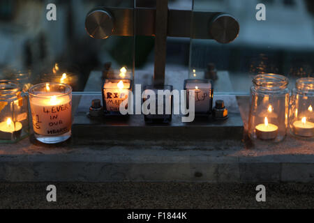 Shoreham Candlelight Vigil nach dem Flugzeugunglück auf der Shoreham Flugplatz Show 2015, ein Moment des Gedenkens an Tote und Verletzte. 29.. August 2015 Stockfoto