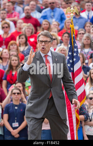 Ehemalige Texas Gouverneur Rick Perry Adresse eine Versammlung von evangelischen Christen während der Rallye "Stehen mit Gott" 29. August 2015 in Columbia, versammelten SC. Tausende von konservativen Christen sich im Repräsentantenhaus, Kundgebung gegen Homo-Ehe und GOP Präsidentschaftskandidaten Gouverneur Rick Perry und Senator Ted Cruz sprechen hören. Stockfoto